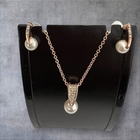 Rose gold plated with large round faux pearl earrings & pendant - Picture 2 of 6